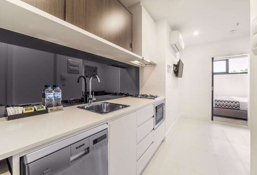 스위트, Whitehorse Apartment