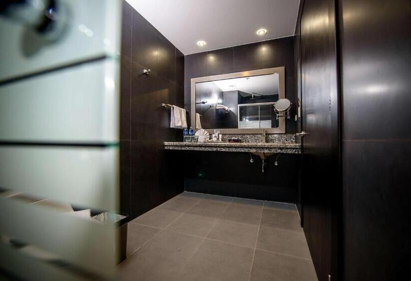 اتاق اجرایی با تخت بزرگ, Wyndham Manta Sail Plaza Hotel And Convention Center