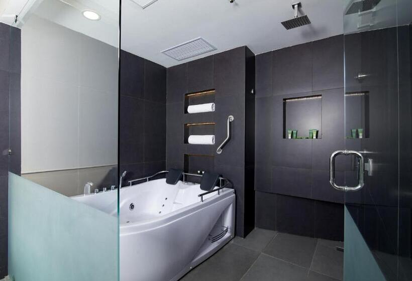 Deluxe Suite King Bed, Wyndham Manta Sail Plaza Hotel And Convention Center