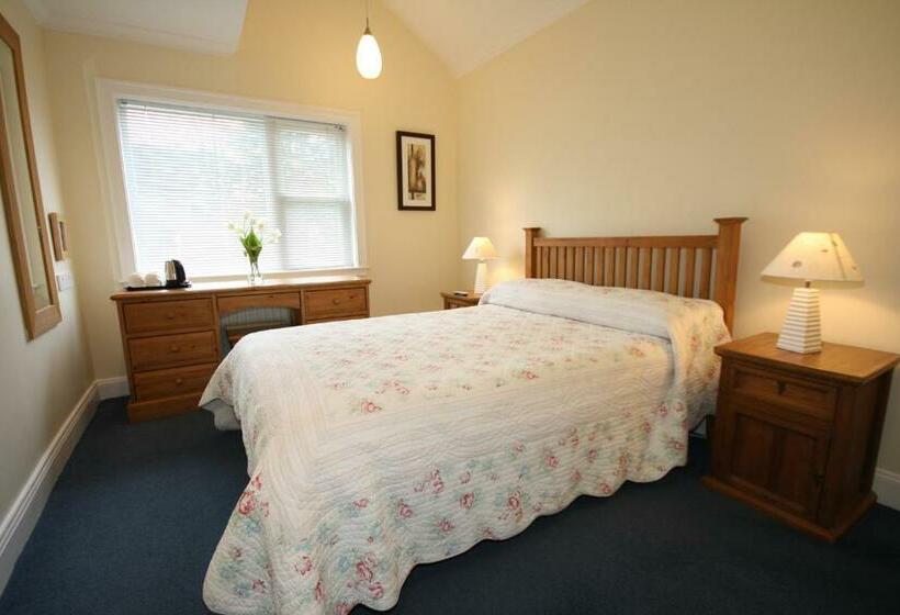 Standard Quadruple Room, Ash Grove House