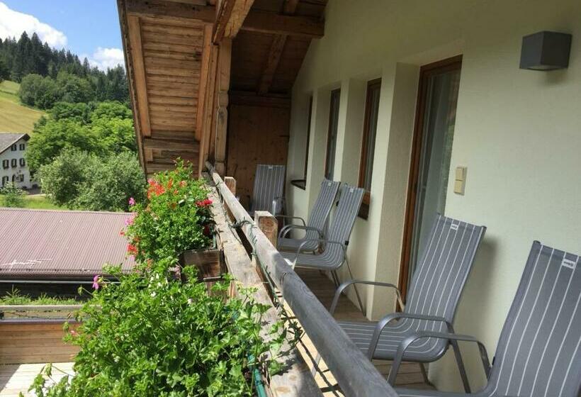 اتاق خانوادگی, Haus Tirol