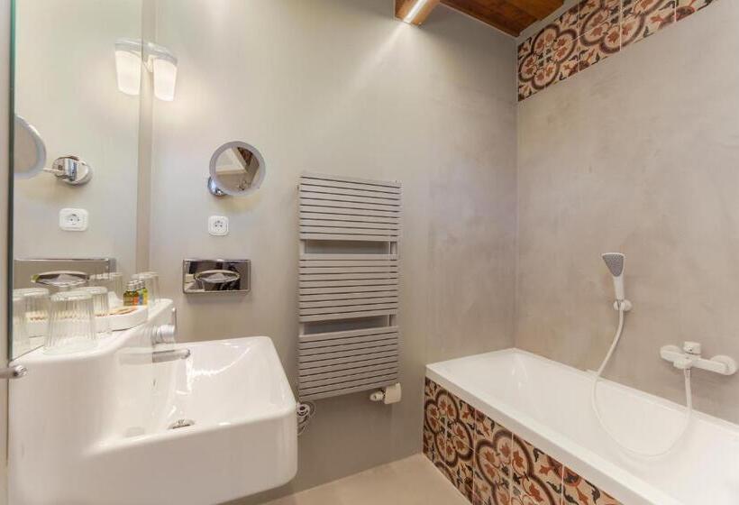 חדר משפחתי, Káli Art Inn