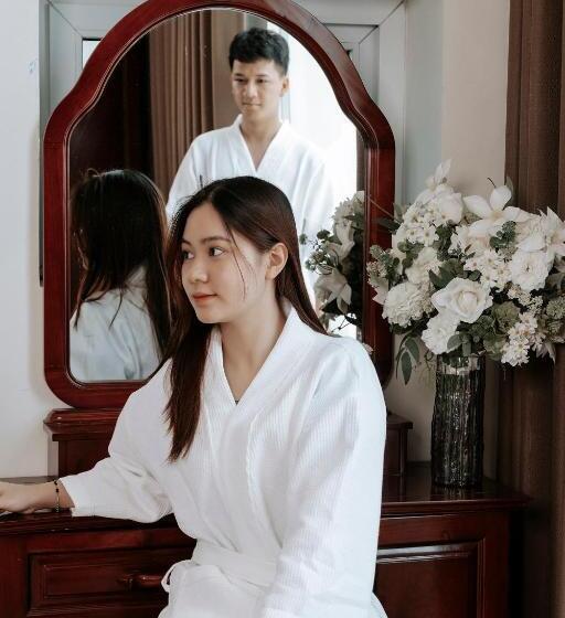 اتاق لوکس خانوادگی, Thao Vy