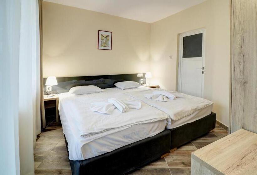 Полулюкс, Family Hotel Jupiter