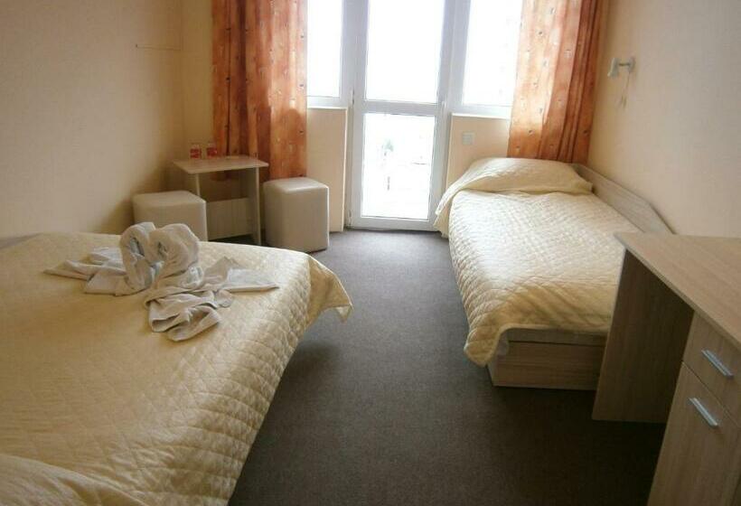 غرفة قياسية ثلاثية, Family Hotel White House