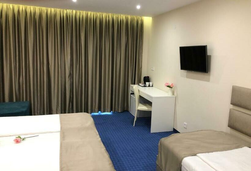 اتاق استاندارد سه نفره, Family Hotel Avenue