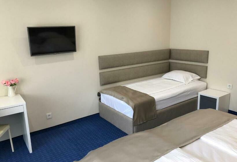 اتاق استاندارد سه نفره, Family Hotel Avenue