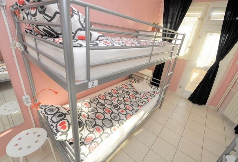 Кровать в Общей Комнате, Moreto & Caffeto Hostel