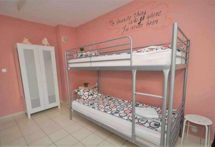 Кровать в Общей Комнате, Moreto & Caffeto Hostel
