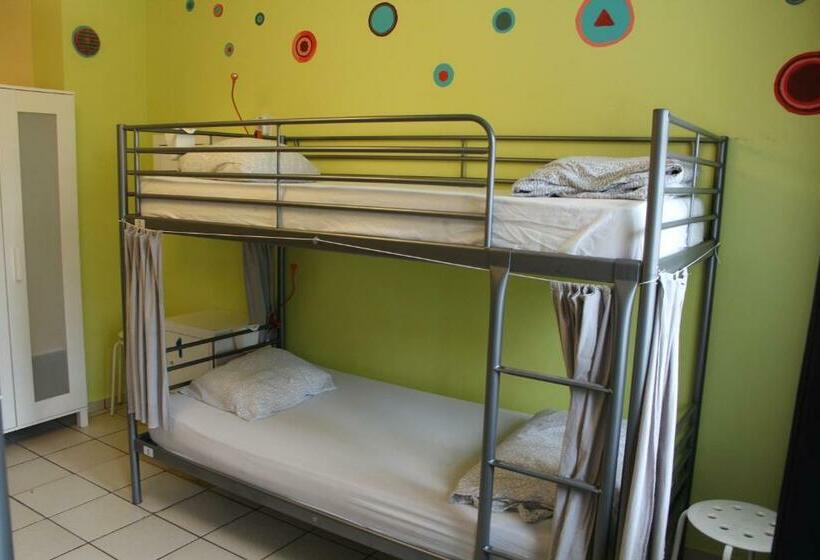 Четырехместный номер эконом класса с общей ванной комнатой, Moreto & Caffeto Hostel