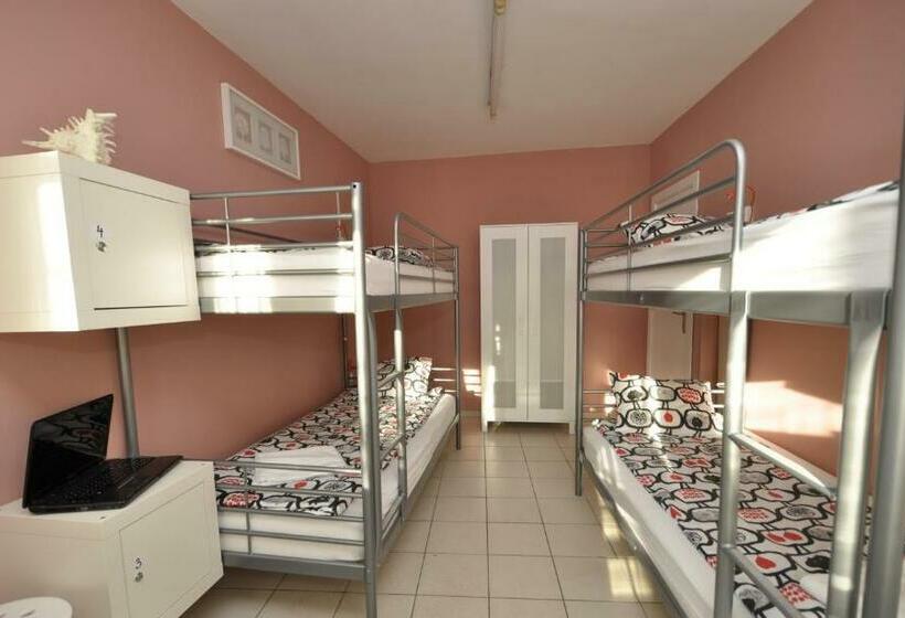 Четырехместный номер эконом класса с общей ванной комнатой, Moreto & Caffeto Hostel