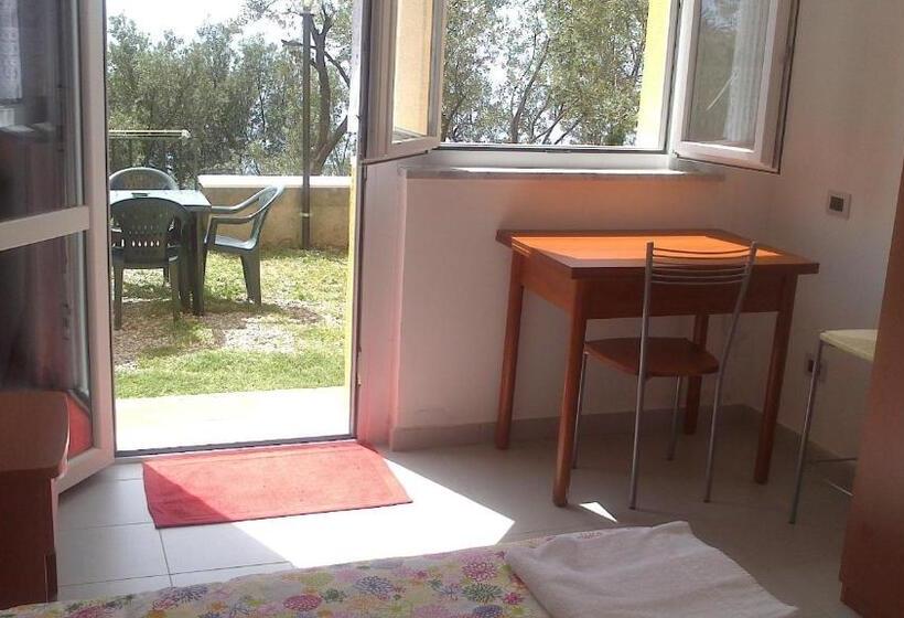 Номер Стандарт Вид на Море, Perla Del Levante Hostel