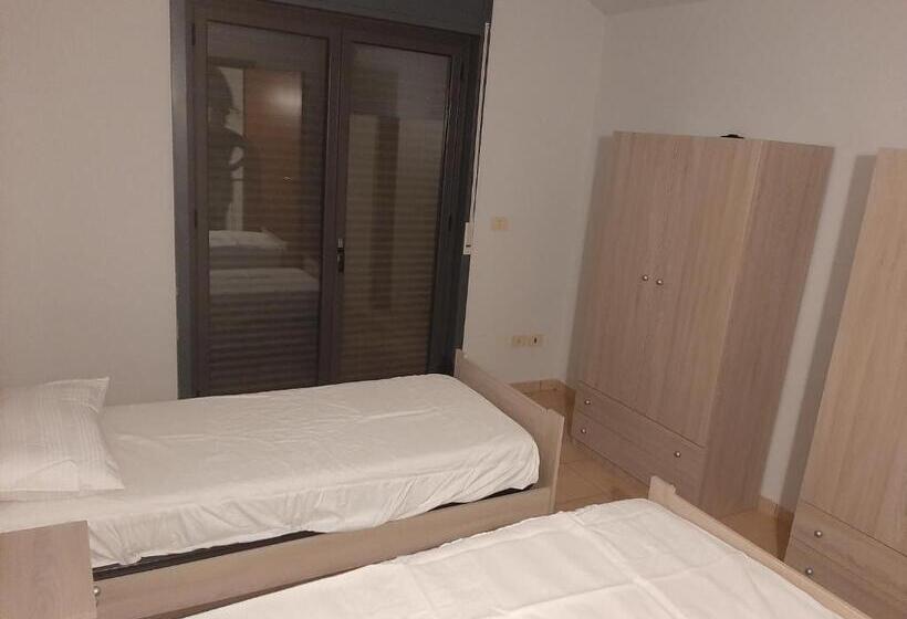 اتاق استاندارد یک نفره, Cat Shouse