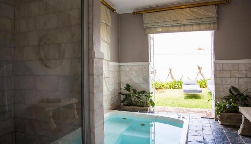 Номер Deluxe Кровать Кинг, Leeuwenhof Country Lodge & Garden Spa