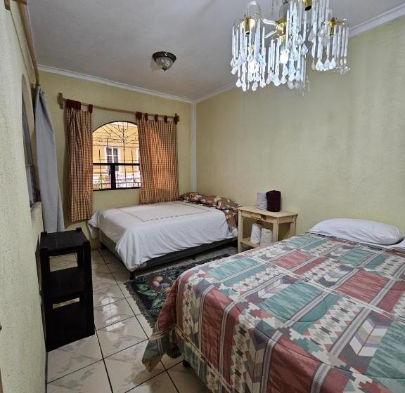 اتاق استاندارد چهارنفره با بالکن, Hostal Flor Del Lago