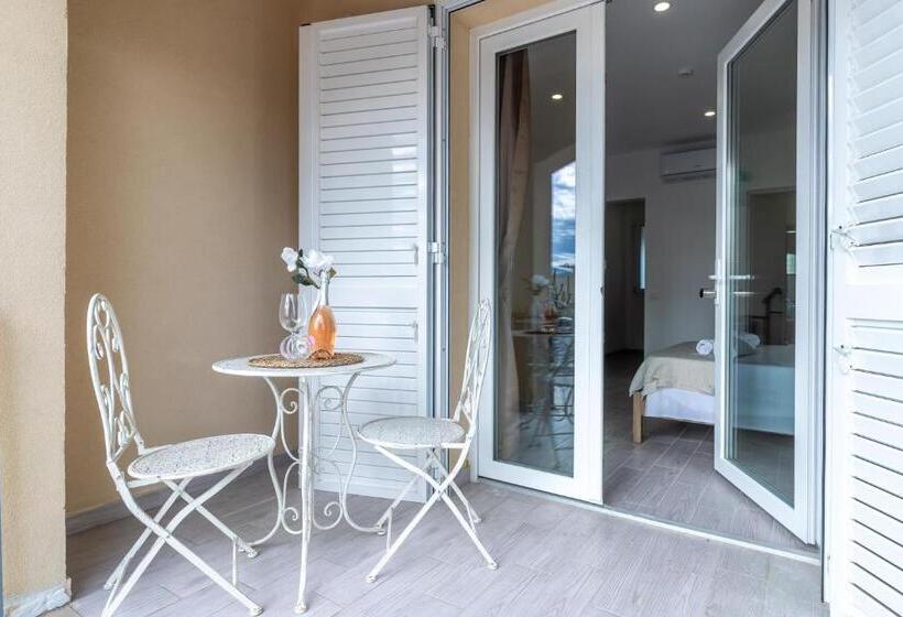 استودیو استاندارد با چشم‌انداز استخر, Villa Cangiano B&b And Pool
