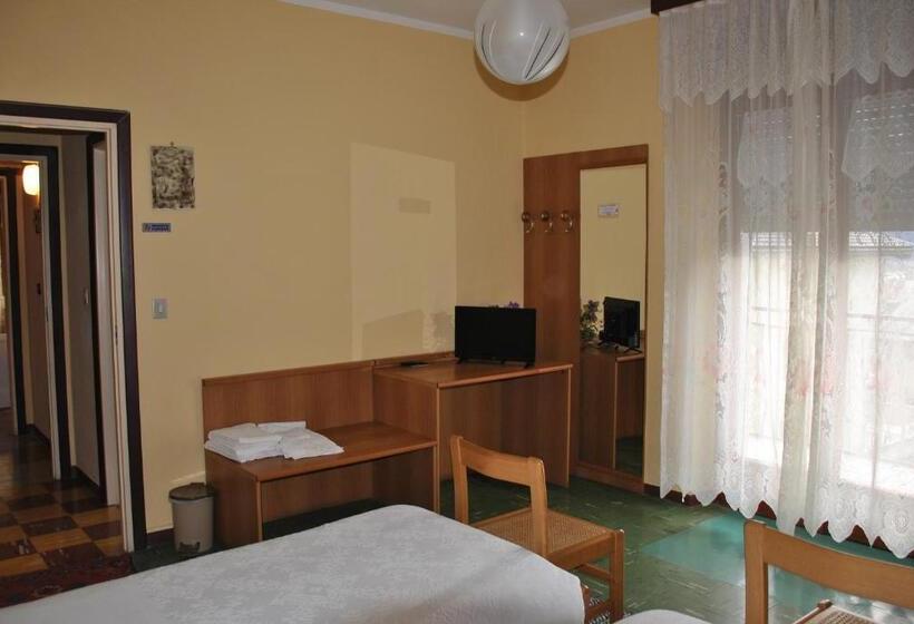 Четырехместный Номер Стандарт с Балконом, Albergo Motel Dosdè B&b