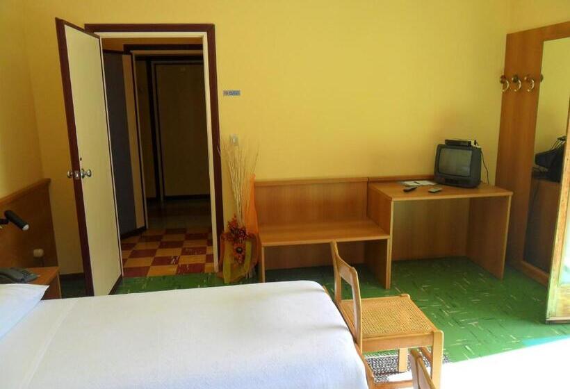 חדר לארבעה סטנדרטי עם מרפסת, Albergo Motel Dosdè B&b