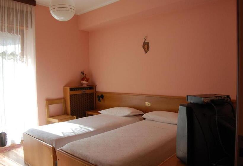 Четырехместный Номер Стандарт с Балконом, Albergo Motel Dosdè B&b