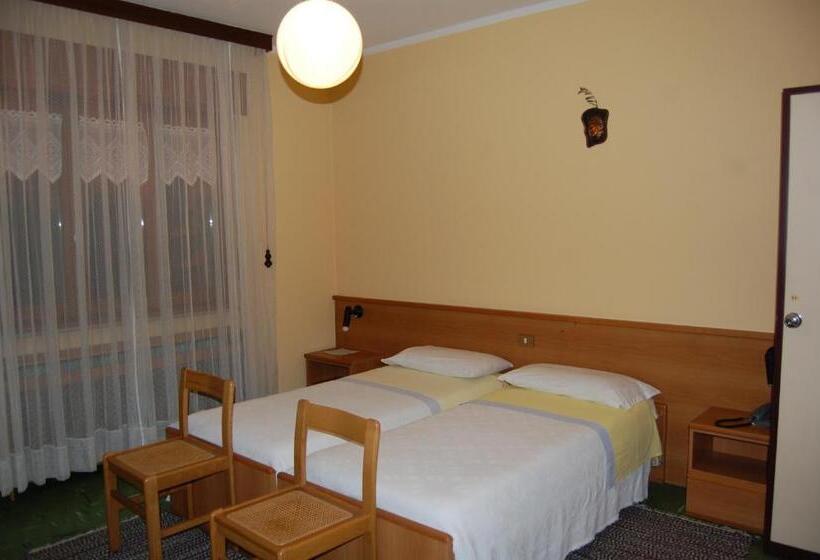 Четырехместный Номер Стандарт с Балконом, Albergo Motel Dosdè B&b