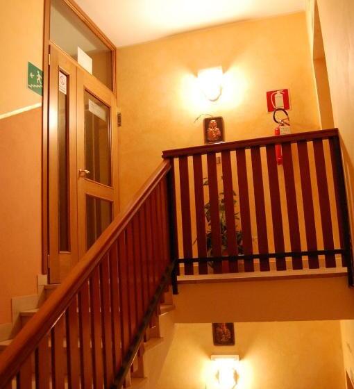 חדר לארבעה סטנדרטי עם מרפסת, Albergo Motel Dosdè B&b