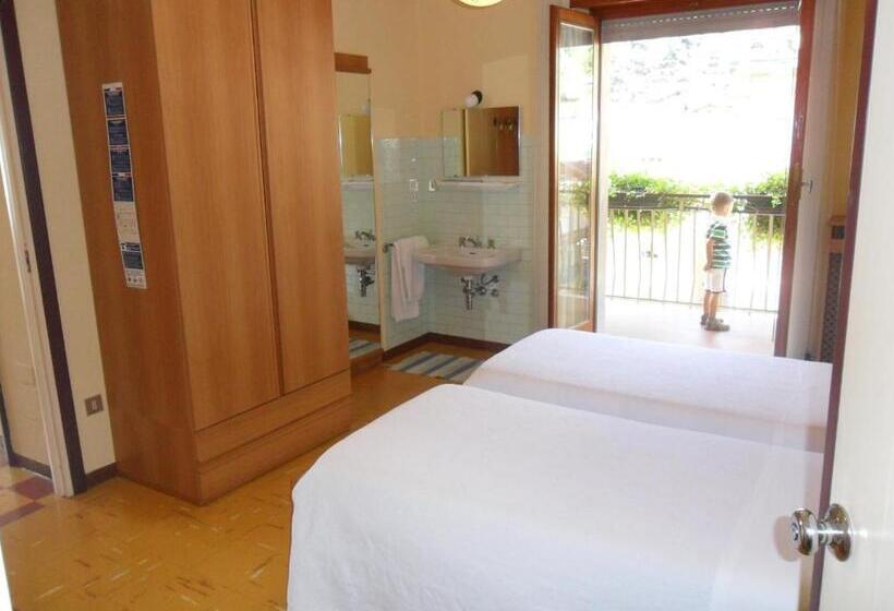 חדר לארבעה סטנדרטי עם מרפסת, Albergo Motel Dosdè B&b