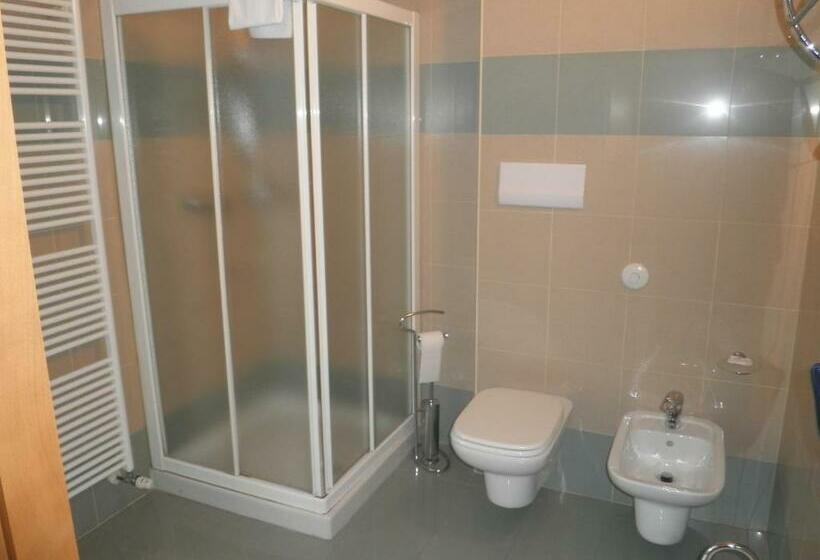 חדר סטנדרט לשלושה, Selide