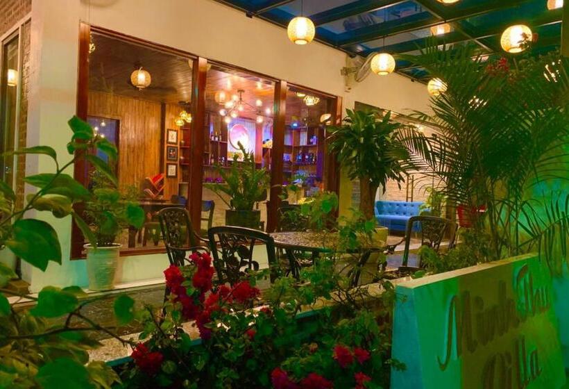 اتاق خانوادگی, The Pineapple House
