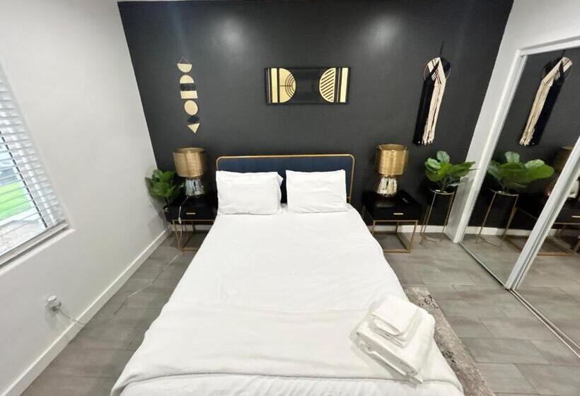 Апартаменты 1 Спальня Вид на Сад, Luxury Mid City Home With Firepit