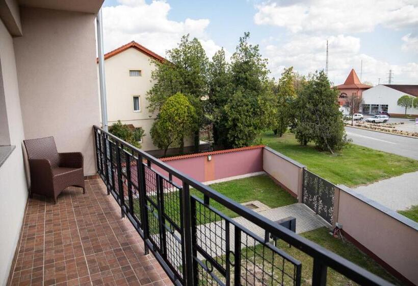 اتاق استاندارد سه تخته با بالکن, Farkas Villa