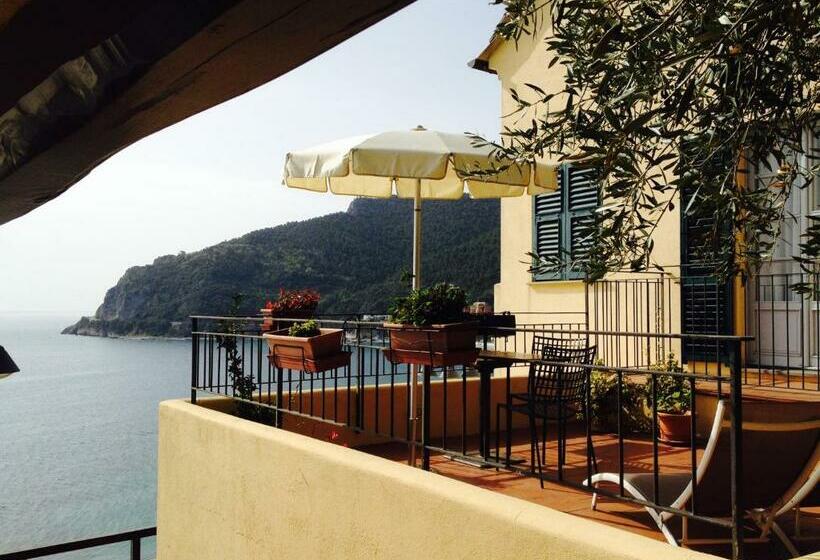 جناح مطلّ علي البحر, Palazzo Vescovile