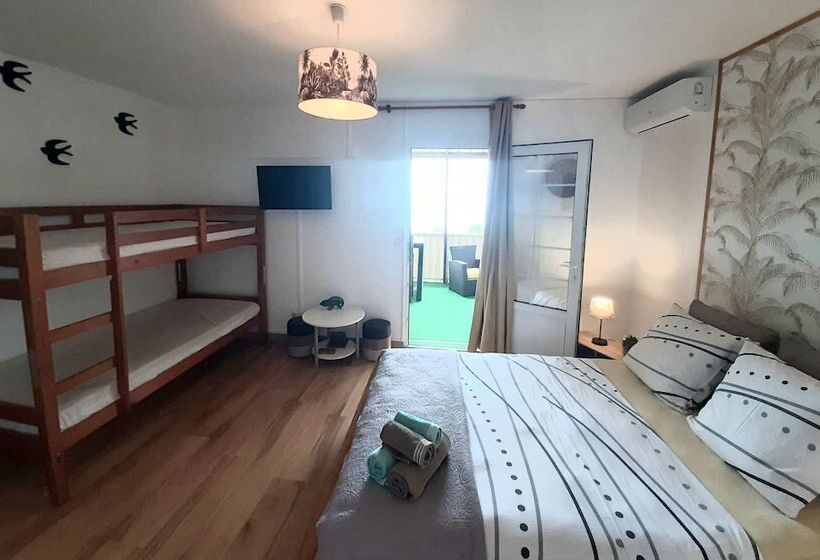 اتاق خانوادگی با چشم‌انداز دریا, L Auberge Du Pave