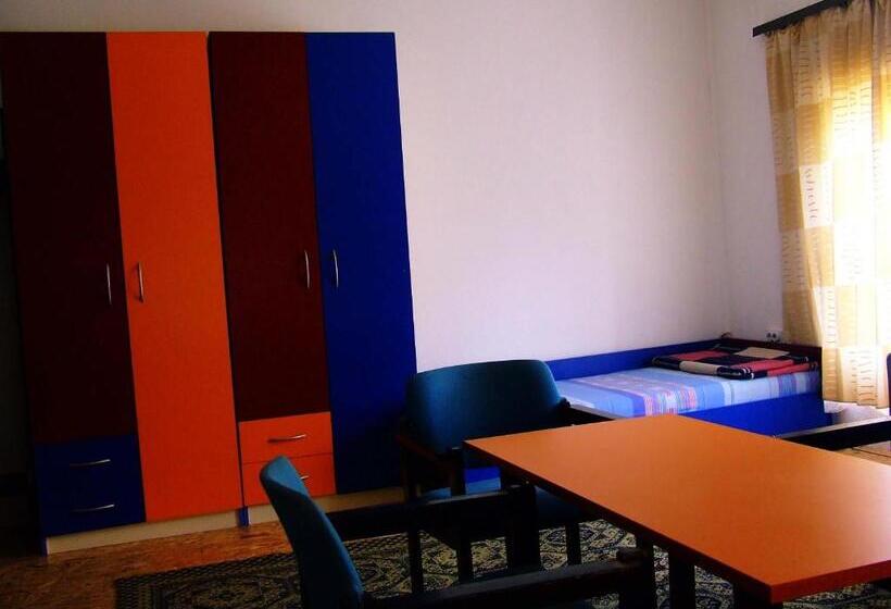 اتاق استاندارد سه تخته با سرویس بهداشتی مشترک, Hostel Domestika