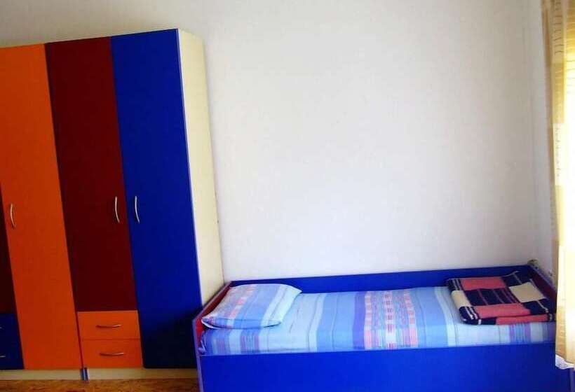اتاق استاندارد سه تخته با سرویس بهداشتی مشترک, Hostel Domestika