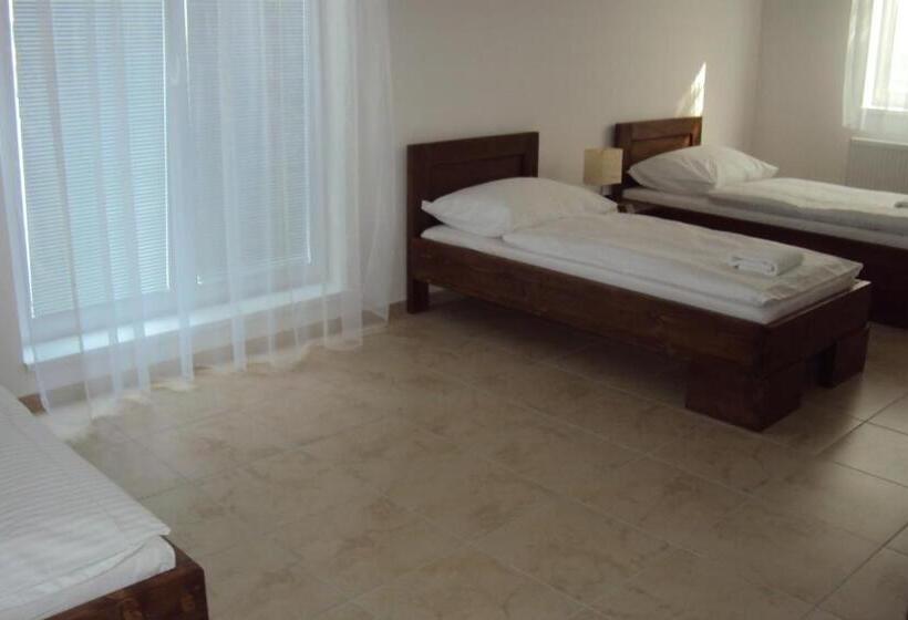 Quarto Triplo Estandar, Motel Senec