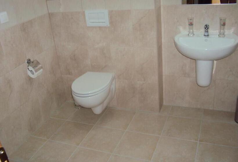 Quarto Triplo Estandar, Motel Senec