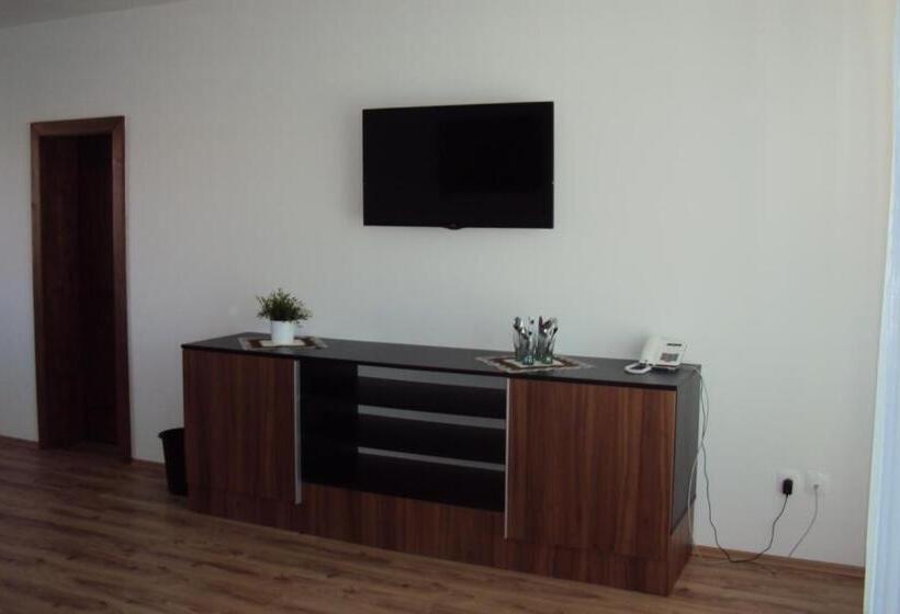 Quarto Quádruplo Estandar, Motel Senec