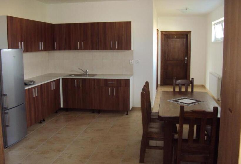 Quarto Quádruplo Estandar, Motel Senec