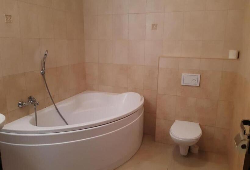 Quarto Quádruplo Estandar, Motel Senec