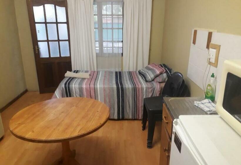家庭间, Bedrock Guesthouse