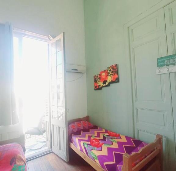 Трехместный Номер Стандарт с Балконом, Montevideo Port Hostel