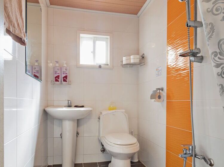 חדר משפחתי, Cozzzy Guest House   Hostel