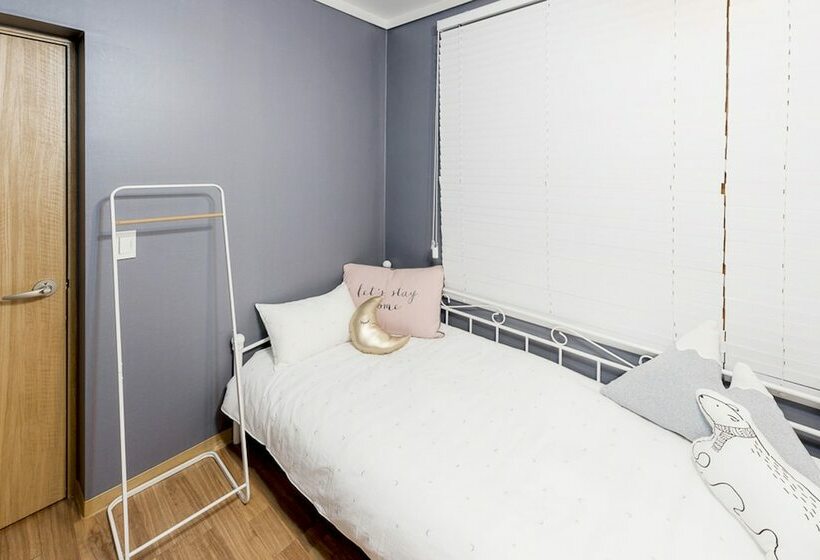 חדר סטנדרט לשלושה, Cozzzy Guest House   Hostel