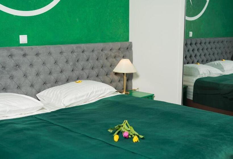 شقة غرفة واحدة, Fontush Boutique