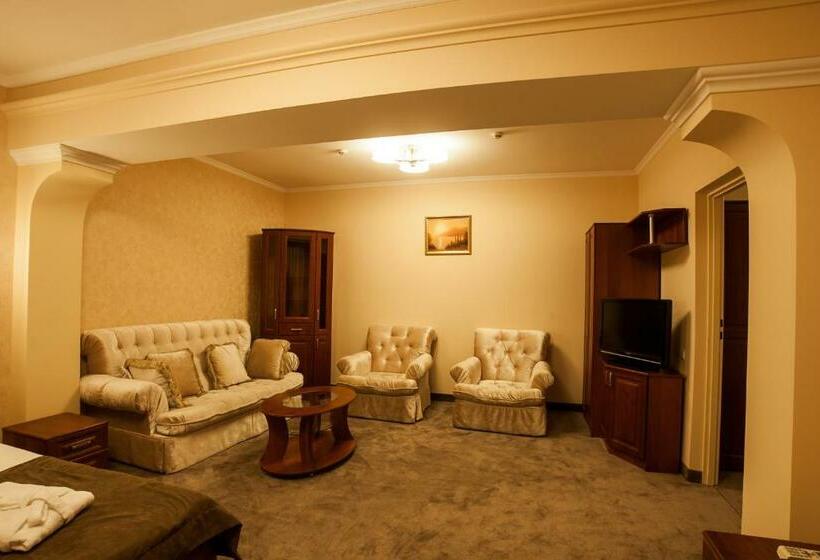 سوییت جونیور, Maria Garden Hotel & Restaurant