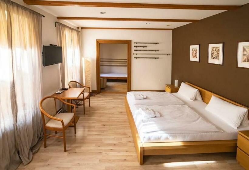 スタンダード４人部屋, Bílá Paní