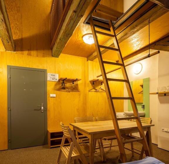 Четырехместный номер эконом класса с общей ванной комнатой, A Hostel Zámecký Pivovar Litomyšl