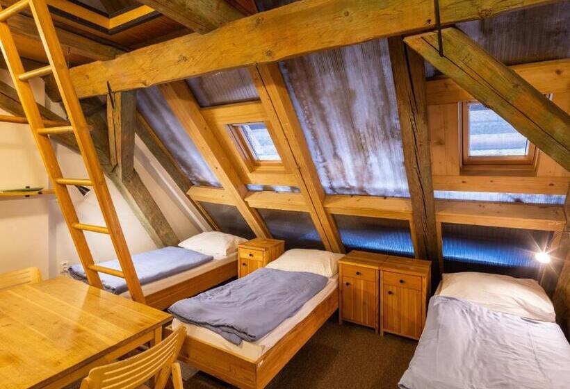 Четырехместный номер эконом класса с общей ванной комнатой, A Hostel Zámecký Pivovar Litomyšl