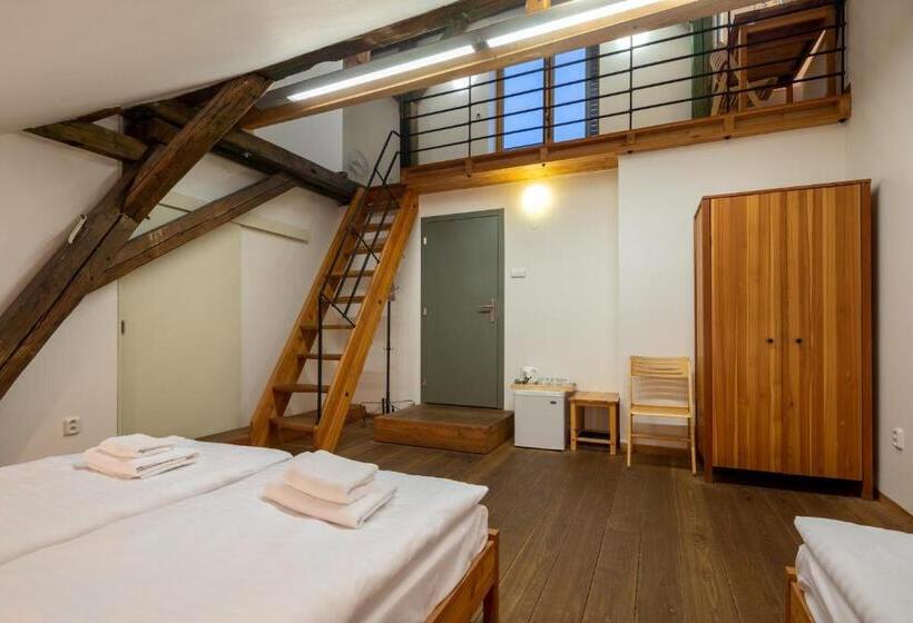 اتاق استاندارد سه نفره, A Hostel Zámecký Pivovar Litomyšl