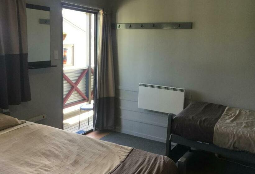 Кровать в Общей Комнате, Ivorytowers Accommodation